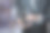 一位商人通过电话在外汇市场上进行在线交易。图片下载