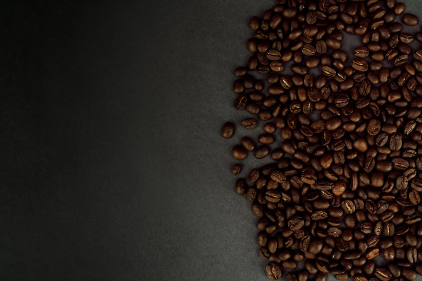 黑色背景上的咖啡豆图片下载