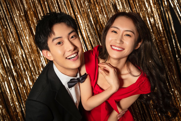 快乐嬉戏快乐的年轻夫妇图片下载