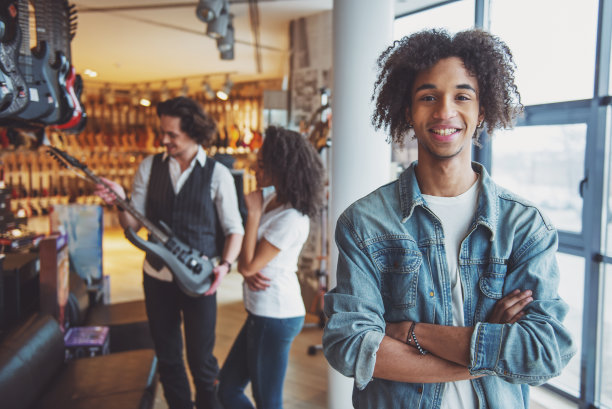 音乐商店的人图片下载