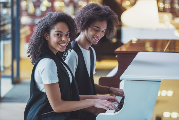 几个弹钢琴图片下载