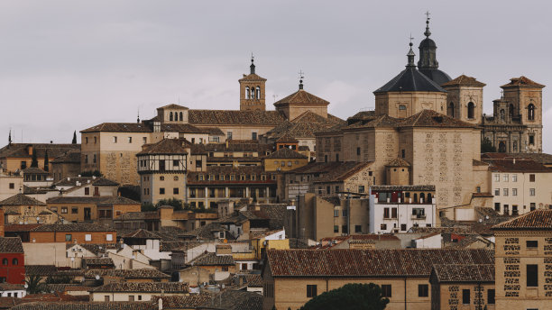 托莱多历史悠久的城市中心，城堡和城市中心的住宅区。图片下载