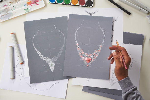 设计师设计钻石首饰绘图sketchesÂ制作worksÂ工艺独特的手工奢侈品项链产品创意。图片下载