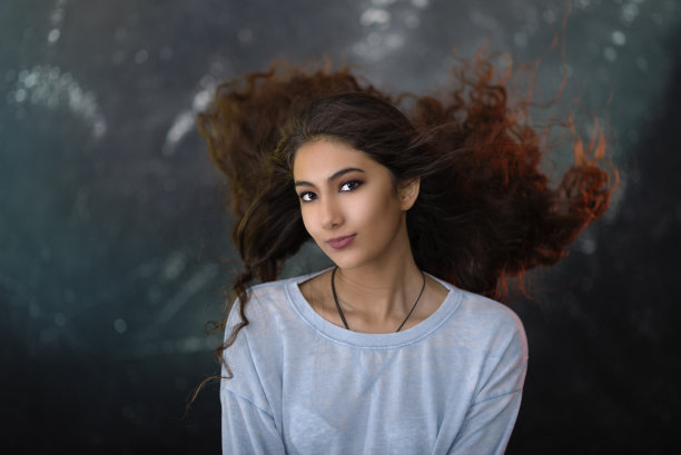 黑色艺术背景中的美丽少女肖像图片下载