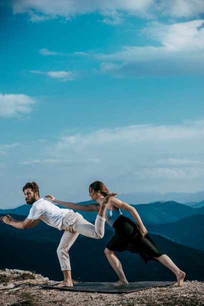年轻漂亮的一对芭蕾舞演员在表演舞蹈动作图片下载