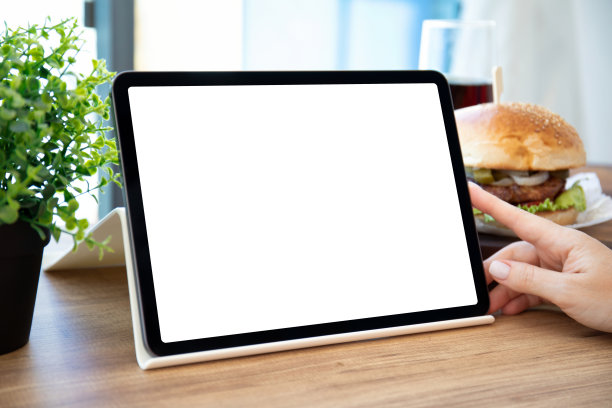 女性手握电脑平板电脑与隔离屏幕背景汉堡图片下载