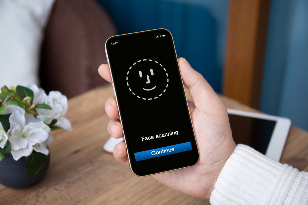 男性手持手机，面部识别扫描屏幕图片下载
