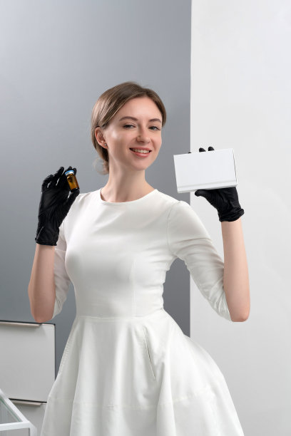 美容师皮肤科医生持有一个包的药物，为面部年轻化。一位女医生在办公室展示治疗方案。有复制空间的模型图片下载