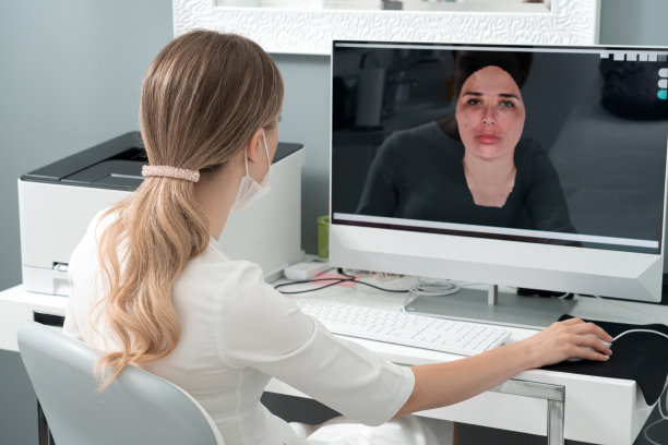 美容师展示女性患者的面部3d照片结果。美容程序的准备工作图片下载