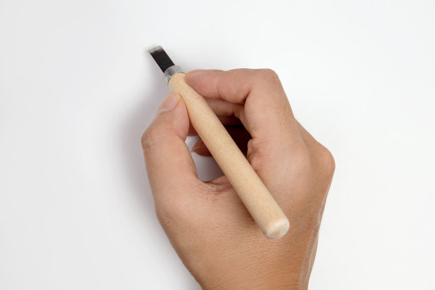 近距离的双手工作与切割器孤立在白色图片下载