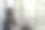 体贴的亚洲妇女在笔记本电脑上工作，看向别处思考解决问题在家庭办公室，认真的妇女在早上寻找灵感。图片下载