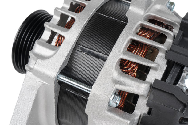 发电机隔离在白色背景上。带轴的新车发电机。汽车发电机。汽车服务或维修的优质备件图片下载