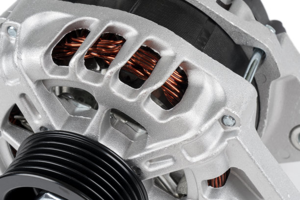 发电机的背景。带轴的新车发电机。汽车发电机。汽车服务或维修的优质备件图片下载