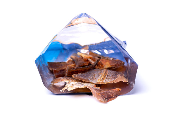 在白色背景下孤立的包装中的干鱼片图片下载