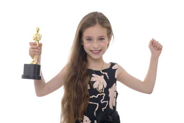 举着奖杯的女孩图片下载