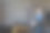 一个年轻的女歌手在一间乱糟糟的录音室里用她的吉他录制歌曲图片下载