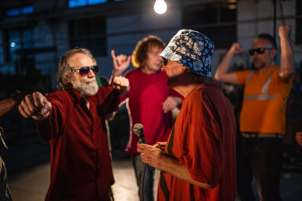 老家伙在废弃的工业建筑里说唱图片下载