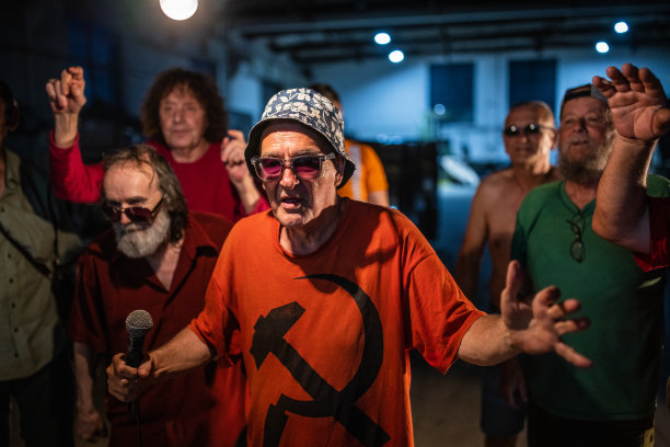 两个很酷的老男人之间的说唱之争图片下载