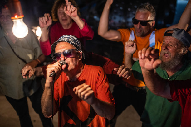 老学院派男说唱歌手提升了气氛图片下载