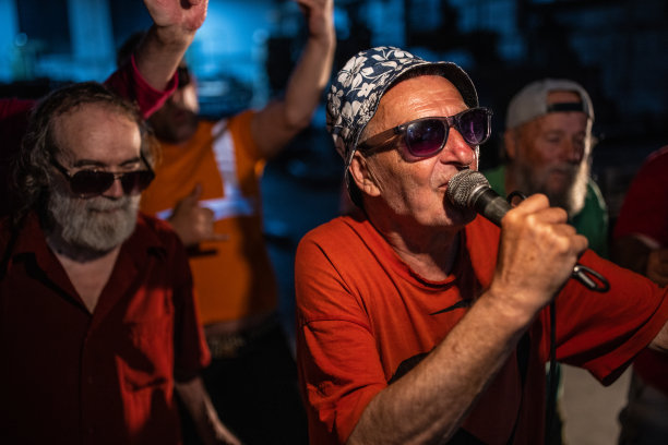 两个高层在废弃的工业大楼里即兴说唱图片下载