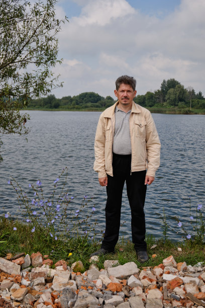 在湖上钓鱼。回家前的照片。娱乐中心。2021年8月图片下载