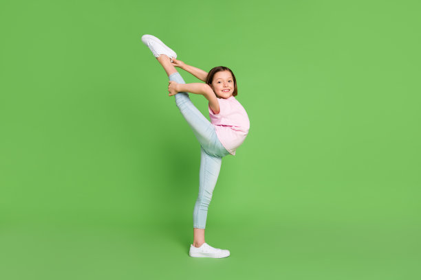 全身像侧面照片小女孩快乐积极微笑灵活训练孤立在绿色背景图片下载