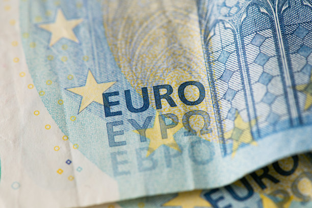 欧元纸币。桌上摆满了钞票图片下载