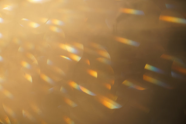 一个平静的模糊的黄褐色背景与彩色气泡状斑点图片下载