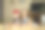一个幸福微笑的家庭的肖像。妈妈和女儿在桌子旁看着摄像机。两个姐妹笑。在家里，坐在房间里开怀大笑。文本。快乐的童年。画框里的女人和女孩图片下载