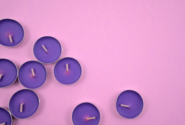 紫色薰衣草茶蜡。芳香疗法，水疗，放松，改善心理健康的方式。图片下载