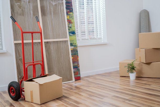 搬家队用卡车用纸箱装好东西搬空了平装修后搬出房子搬进新家搬东西到公寓新粉刷的室内装饰家具图片下载