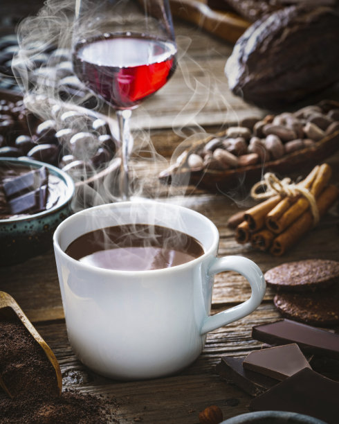 热巧克力和红酒加可可粉在木头上融化巧克力图片下载