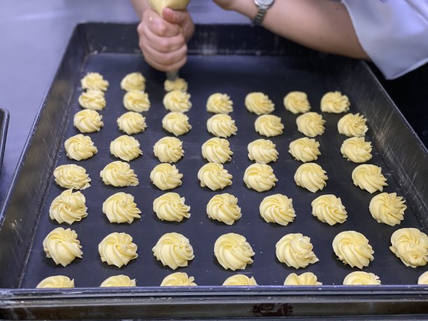 一盘准备好放进烤箱的饼干图片下载