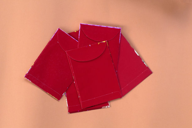 浅橙色底色的红包。图片下载