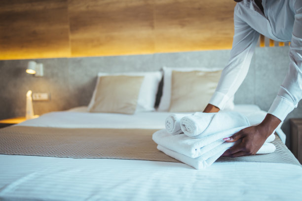 酒店服务员把干净的毛巾送到房间。图片下载