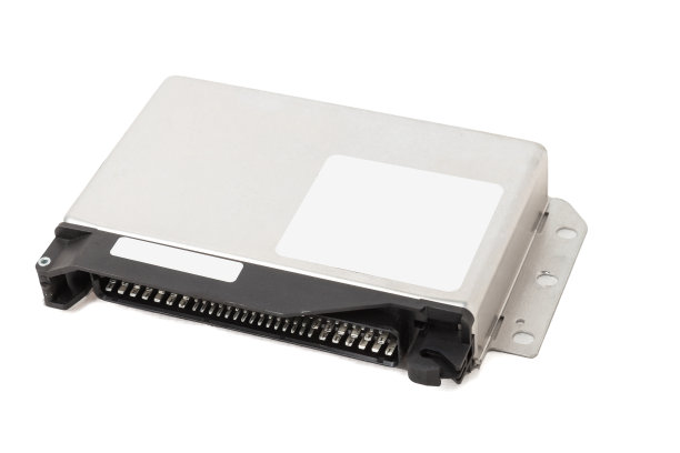 金属汽车发动机控制单元与白色孤立背景上的塑料元件是连接各子系统、单元和组件的中心。监视当前的状态。备件图片下载