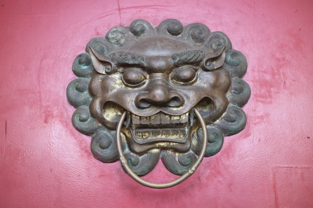门上雕刻狮头脸图片下载
