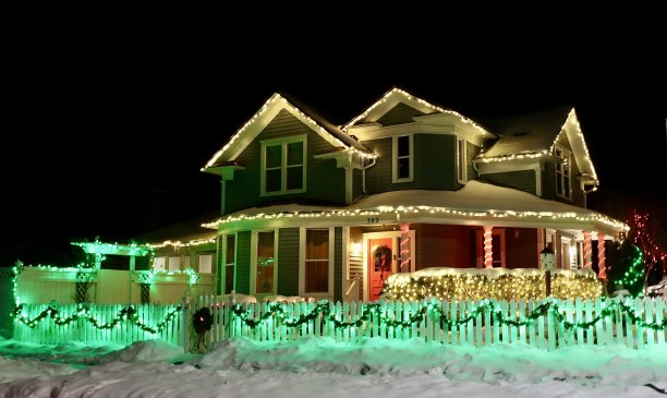 装饰着圣诞彩灯的房子图片下载