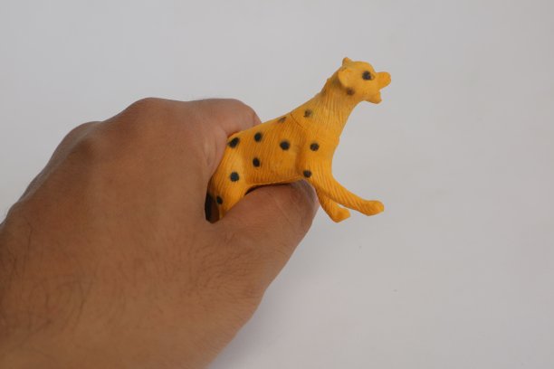 塑料做的黄色豹形玩具图片下载