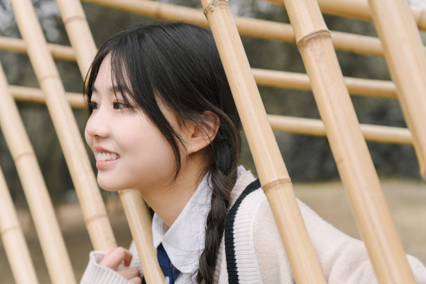 亚洲妇女在竹林里快乐地玩耍图片下载