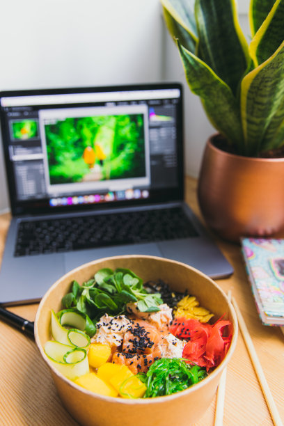 在室内享用美味健康的“波克碗”食物图片下载