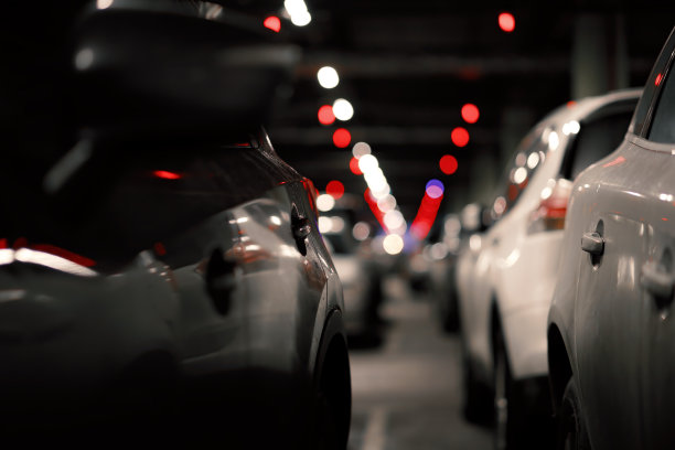 地下停车场-小心偷车贼。图片下载