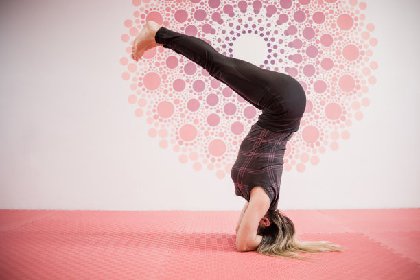 做力量瑜伽的瑜伽大师图片下载