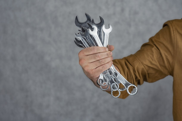 男子手持一套汽车修理钥匙。图片下载