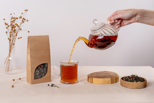 有机茶品牌和包装模型。空白茶叶包装模型与茶叶。牛皮纸包装与窗口和空白空间，以展示您的品牌设计。图片下载