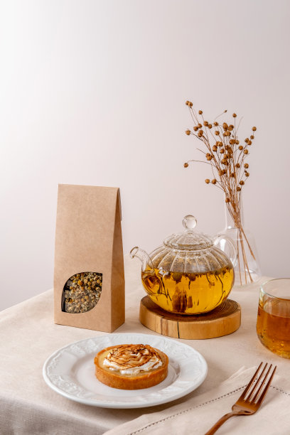 有机茶品牌和包装模型。空白茶叶包装模型与茶叶。牛皮纸包装与窗口和空白空间，以展示您的品牌设计。图片下载