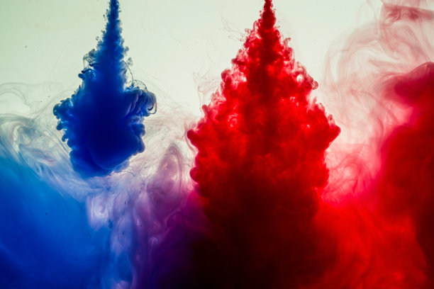 颜料流出的注射器图片下载