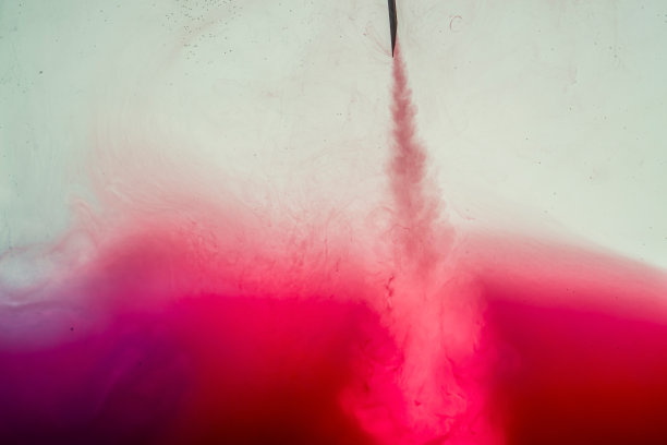 颜料流出的注射器图片下载