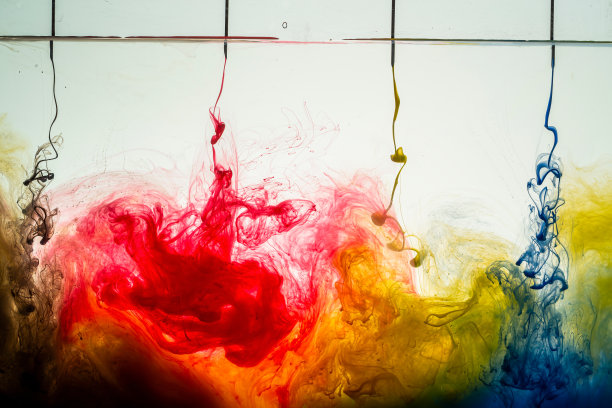 颜料流出的注射器图片下载