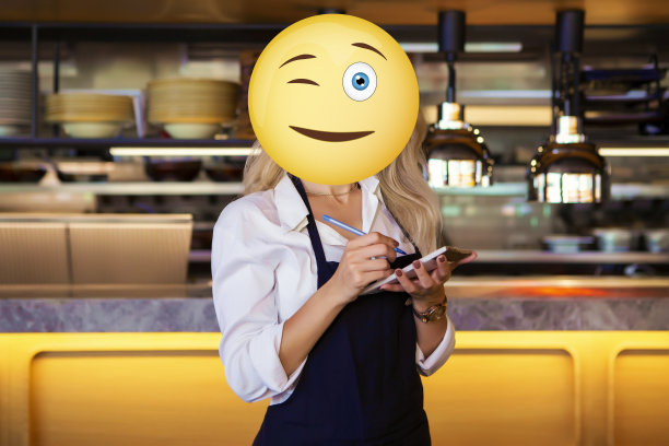 一个有着眨眼表情的金发女人。她在一家很冷的自助餐厅工作，在为顾客服务之前先为他们点餐。照片的背景有舒适的椅子和时尚的枝形吊灯图片下载